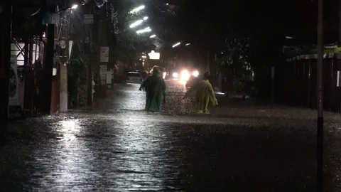 ฝนตกขอนแก่นที่ลุ่มน้ำท่วมสูงเกือบ 1 ม. ถนนกันทรลักษ์-วารินชำราบ 60-80 ซม.