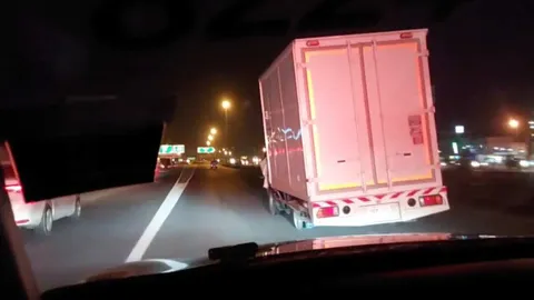 ไล่ล่าระทึก ตร.จับรถขนสินค้าคนขับเมายาบ้า แหกด่านชนรถชาวบ้านเกือบสิบคัน (คลิป)