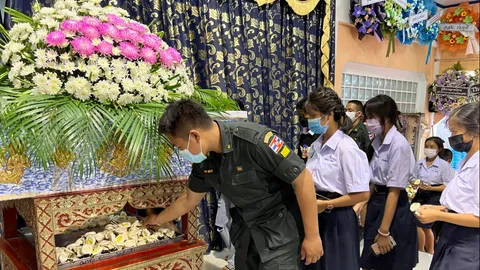 น้ำตาท่วมวัด เพื่อนร่วมเผาศพ น้องกั๊ก นร.วัย 17 เหยื่อเพลิงไหม้เมาน์เท่น บี 