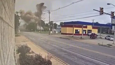 ช็อก บ้านระเบิดแหลก 4 หลังในอินเดียนา ตาย 3 ศพ อาคารเสียหาย 39 หลัง (คลิป)