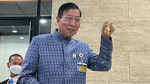 "พรเพชร" ยกพระขึ้นเหนือหัว สาบานไม่รับคำสั่งใคร ประชุมสภาเมื่อวาน 