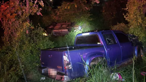 กระบะซิ่งชนเก๋ง หมุนคว่ำตกข้างทาง สลดสาวใหญ่คนขับคอหักตายคารถ