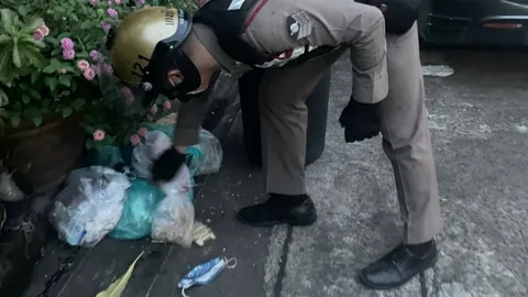 แจ้งตำรวจ ป้ามหาภัย ไม่จ่ายค่าส่วนกลาง หอบขยะโยนทิ้งบ้านตรงข้าม (คลิป)