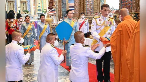 ในหลวง พระราชินี เสด็จฯพร้อมพระราชธิดาทั้งสองพระองค์ ในการพระราชพิธีมหามงคล