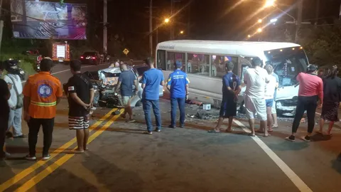 เก๋งเสียหลักแหกโค้ง พุ่งชนรถบัส นทท.พังยับเป็นซาก ตาย 1 บาดเจ็บ 6 ราย