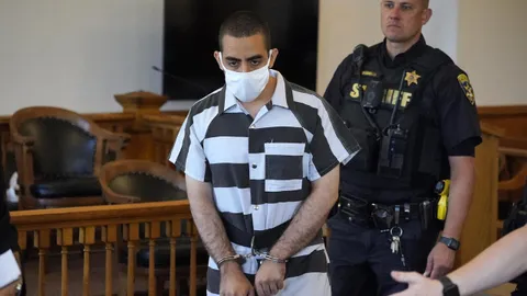 ผู้ต้องสงสัยแทงนักเขียนดัง "ซัลมาน รัชดี" ปฏิเสธข้อกล่าวหาพยายามฆ่า