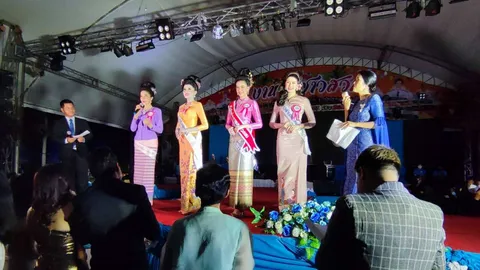 ประกวดธิดาชาวสวน อ.พรหมคีรี ไฟดับทั้งงานก่อนประกาศผล กู้ภัยส่องไฟช่วยจนจบ