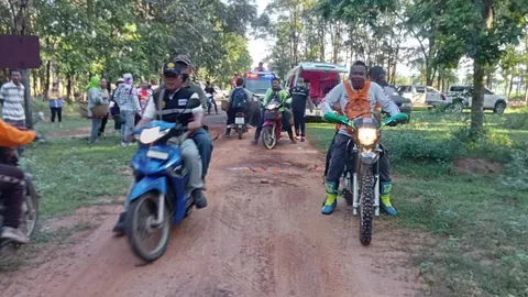 กู้ภัยนำศพพ่อเฒ่าซ้อนท้าย จยย.ออกจากป่าลึก หลังไปหาของป่าแล้วหายตัวไป (คลิป)