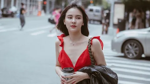 ออม สุชาร์ แซ่บๆ ในชุดเดรสแหวกอกสีแดง นานๆ จะเผยความเซ็กซี่