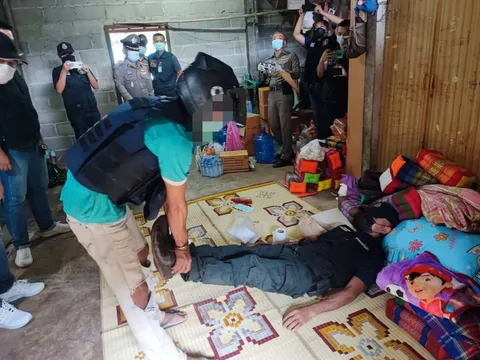 ตร.กันทรลักษ์ คุมหลานโหดทำแผนฯ ฆ่าปู่หมกบ่อส้วม หวิดถูกญาติรุมประชาทัณฑ์