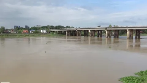 อุบลฯ เฝ้าระวังแม่น้ำมูลอีก 30 ซม. ล้นตลิ่ง ตั้งเต็นท์รอรับอพยพหนีน้ำท่วม