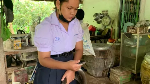 นักเรียนสาววัย 17 อาสากู้ภัย ช่วยจับงูยาวเกือบ 2 เมตรด้วยมือเปล่า (คลิป)