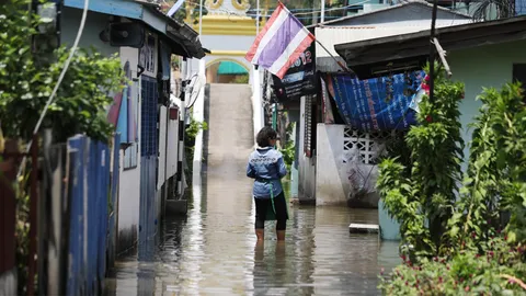 เช็กปัจจัยน้ำท่วมกรุงเทพฯ เหมือนปี 54 ฝนกระหน่ำซ้ำ น้ำรอระบาย 