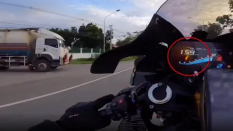 รู้ตัวแล้ว หนุ่มซิ่งบิ๊กไบค์ บิดเกือบ 160 ยกล้อโชว์บนถนน 