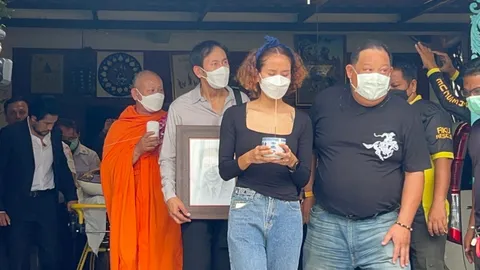 ประมวลภาพครอบครัวเคลื่อนร่าง สมบัติ เมทะนี ลูกชายจุดธูปเชิญวิญญาณพ่อ