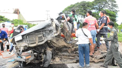 ชนสนั่นแยกร้อยศพอู่ทอง รถพ่วงอัดกลางลำปิกอัพ ตาย 1 เจ็บ 3 (คลิป)