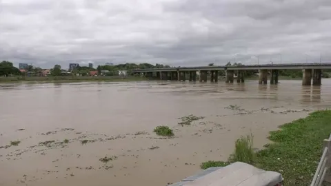 น้ำมูลจ่อล้นตลิ่ง นครอุบลฯ สั่งเตรียมพร้อม ชลประทานเร่งผลักดันลงน้ำโขง