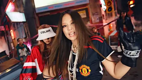 ส่องปฎิกริยาแฟนบอลหลัง "เจนนี่ BLACKPINK" ใส่เสื้อ แมนยูฯ ใน MV เพลงใหม่ (คลิป)