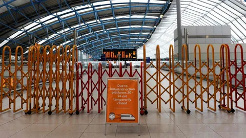 กรุงลอนดอนชะงัก พนักงานขนส่งพร้อมใจผละงานประท้วงศุกร์นี้