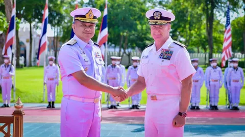 ผบ.ทร. เปิดพระราชวังเดิม ต้อนรับ ผบ.กองเรือ US โอกาสมาเยือนประเทศไทย
