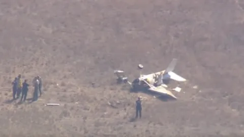 ช็อก เครื่องบินเล็กชนกันกลางอากาศในสหรัฐฯ กำลังจะลงจอด ดับแล้ว 2 