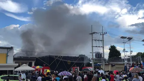 "วอดเกือบหมด" ไฟไหม้ผับดัง กลางเมืองท่าขี้เหล็ก ห่างชายแดนแม่สาย 1 กม.