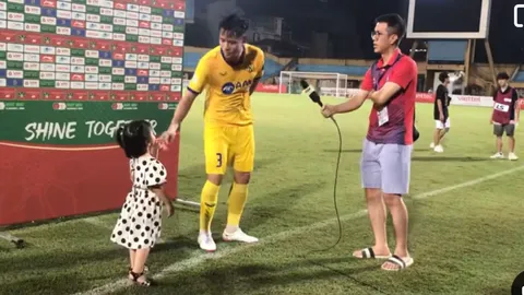 สื่อแซว แข้งทีมชาติเวียดนาม สัมภาษณ์หลังเกม แต่ลูกสาวมาตามเพราะหิวข้าว (คลิป)