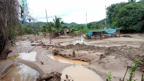 น้ำป่าทะลักพากิ่งไม้อุดทางระบายน้ำ เอ่อไหลท่วมบ้านผาบ่องเหนือที่แม่ฮ่องสอน