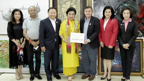 ลลิสา จงบารมี มอบเงินให้ สุทิน บัวตูม เพื่อสนับสนุนฟุตซอลทีมชาติไทย