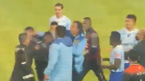 บอลลีกเอกวาดอร์ เดือด นักบอลปรี่ต่อยผู้ตัดสินหลังทีมเสียจุดโทษช่วงทดเจ็บ (คลิป)