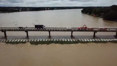 กรมชลฯ ตั้งเครื่องผลักดันน้ำที่แก่งสะพือ เพื่อเร่งระบายน้ำมูลลงน้ำโขง