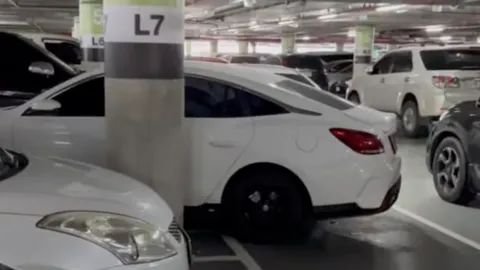 ธรรมดาโลกไม่จำ เก๋งป้ายแดงจอดรถเข้าซอง แต่เอียง ตูดล้ำไปครึ่งคัน