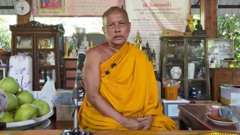 "พระพยอม" สวดพระเพาะกายโชว์ TikTok ขอบิณฑบาต วอนอย่าทำลายธรรมวินัย (คลิป)