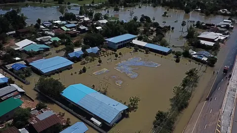 40 ปีไม่เคยท่วม วันนี้น้ำทะลักท่วมบ้านกุดรู อ.แวงน้อย ชาวบ้านคาดฝายแตก