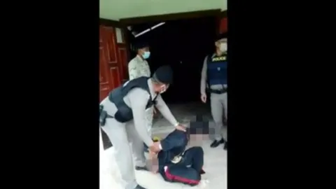 รวบทรพีขี้เมา ขอเงินแม่ไม่ได้-คลั่งอาละวาด คว้าเสียมฟาดพ่อขาหัก