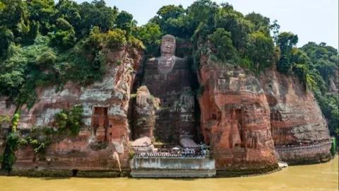 น้ำลดจากภัยแล้งจัดในจีน เผยโฉม ‘ฐานพระใหญ่เล่อซาน’ 