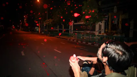 ม็อบพยายามปาถุงสีใส่ คฝ. ก่อนประกาศยุติชุมนุมแยกย้ายไปแยกยมราช