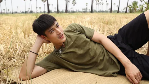 เป็นตาฮัก กระทิง รับบท บักโจ้ ใน "อ้ายข่อยฮักเจ้า" ผู้บ่าวไทบ้านแสนคลั่งรัก