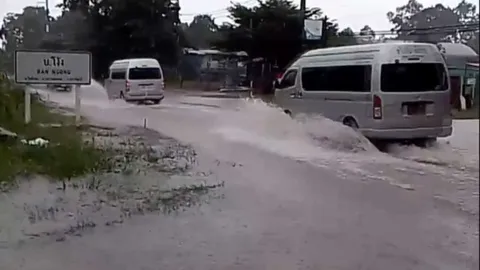ปราจีนฯ ฝนถล่มทำน้ำท่วมถนนสุวรรณศร ที่ประจันตคาม คาดช่วงบ่ายลดแห้งหมด