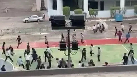 เดือดกลางกรุง "อุเทนฯ-ปทุมวัน" เปิดศึกยกพวกตีกัน เจ็บ 2 ตร.เร่งล่าตัว (คลิป)