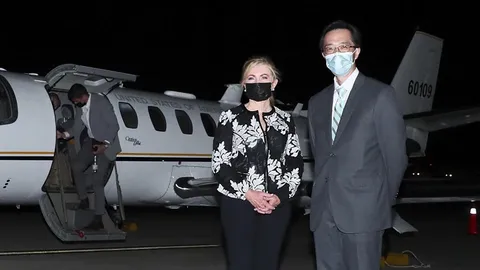 ไม่สนจีนค้าน ส.ว.สหรัฐฯ นั่งเครื่องบินกองทัพ เยือนไต้หวันอีก