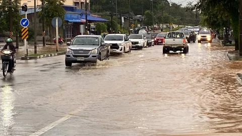 กระบี่ฝนถล่มน้ำท่วม ถ.อุตรกิจ บางจุดสูงครึ่งเมตร รถผ่านไม่ได้กว่า 2 ชม.