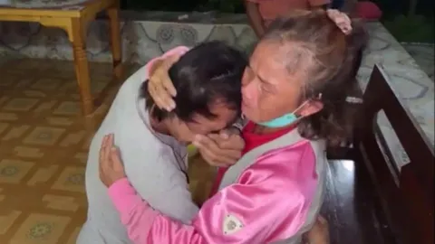 ป้าพวงสุดกลั้นน้ำตา เจอลูกชายที่พลัดพราก 18 ปี หมอดูทักจะเจอคนที่ตามหา (คลิป)