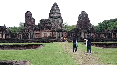 น้ำท่วมในปราสาทหินพิมายแห้งแล้ว หลัง จนท.เร่งสูบออก เหตุฝนตกทำน้ำขังสะสม