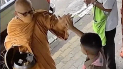 เป็นเอ็นดู หนุ่มน้อยเข้าใจผิด คิดว่าพระอยากทักทาย แปะมือไฮไฟฟ์ไป 1 ที  (คลิป)