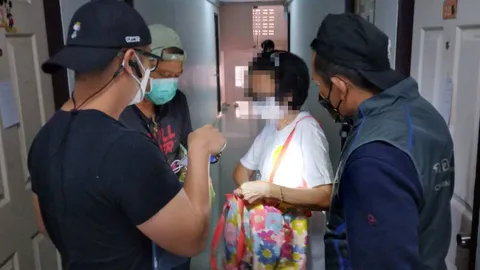 ปคบ.บุกรวบป้ามหาภัย หลอกขายตั๋วเครื่องบิน เสียหายนับร้อย สูญกว่า 11 ล้าน