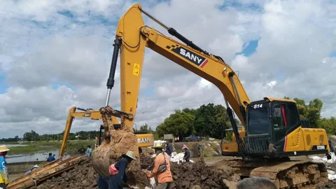 จนท.เร่งซ่อมช่องระบายที่พังทำสันอ่างฯ ลำตะโคงขาด ทะลักจ่อท่วม 4 หมู่บ้าน