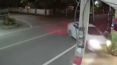 "ง่วง-ไม่ชินทาง" สาวควบเก๋งชนร้านค้า อ้างเหตุขับหนีตกใจ-กลับไปตั้งหลัก (คลิป)