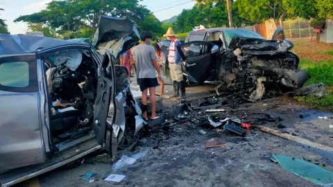 ปิกอัพชนประสานงา หนุ่มสาวดับ 3 ศพที่ดอกคำใต้ ยังไม่รู้สาเหตุ