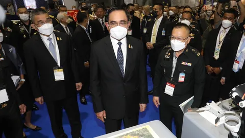 "บิ๊กตู่" สีหน้าเรียบเฉย ปัดตอบคำถามสื่อ เพียงรับไหว้ และกล่าว "สวัสดี" (คลิป)